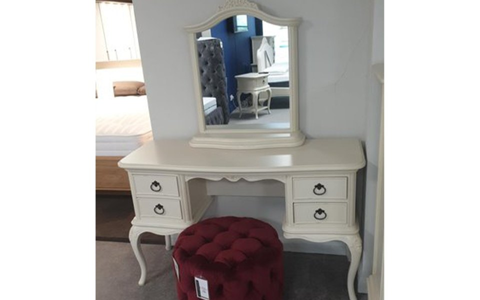 Ivory Range
Dressing Table & Mirror
Was £1,628 Now £999 Ivory Range
Dressing Table & Mirror
Was £1,628 Now £999